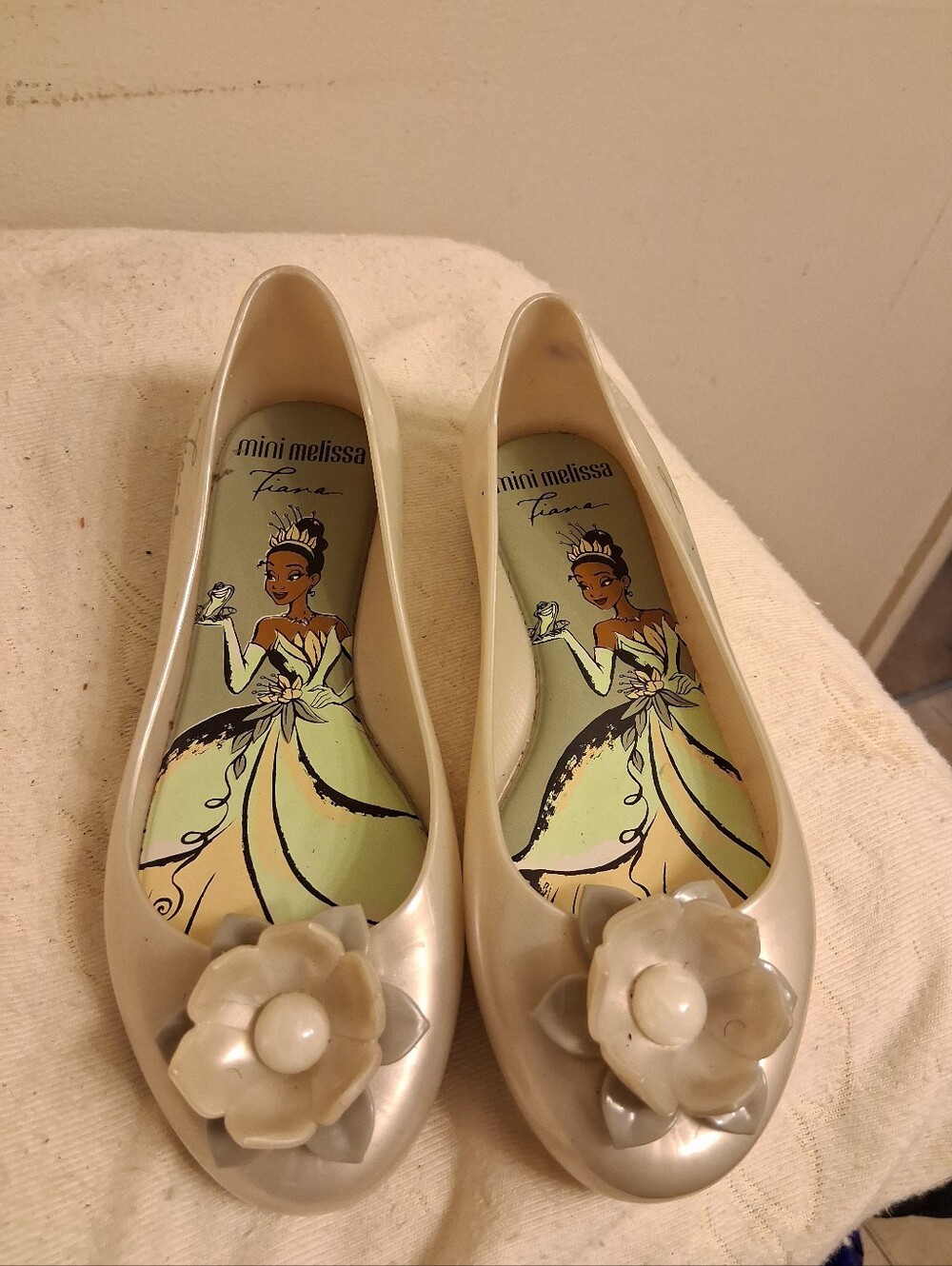 Mini Melissa Fiana Girls' Pearl Cream Ballet Flats, Flower Accent Sz 2, EU Sz 33